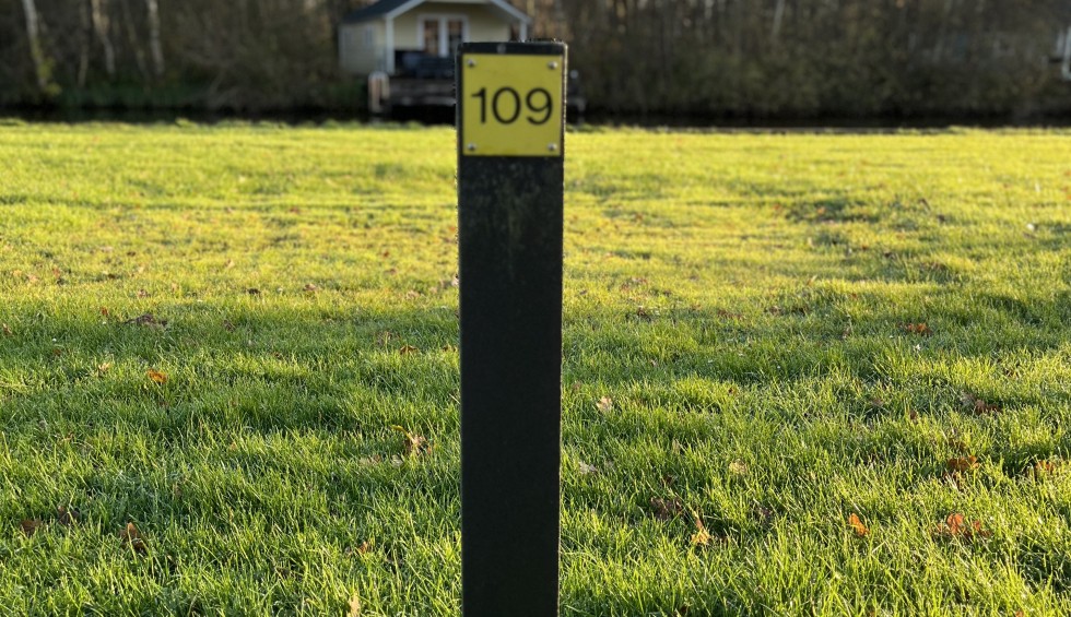 Paaltje midden van plaats camping.JPG