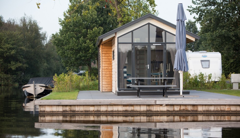Accommodatie aan het water.JPG