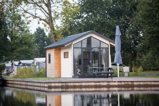 Vakantiehuis aan het water op Recreatiecentrum De Kluft in Ossenzijl
