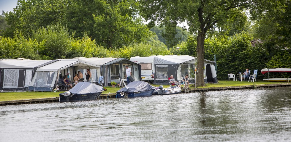 Camping aan het water.jpg